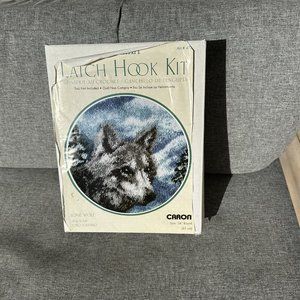 Wonder Art Latch Hook Round Rug Kit Snow Wolf 18in Caron #4784 New Open Box